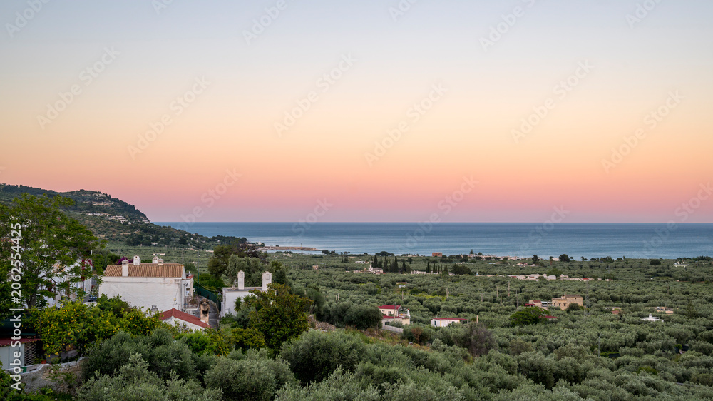 Fototapeta premium Paysage de la côte adriatique de la région des Pouilles autour de Mattinata dans le Parc National de Gargano au coucher du soleil