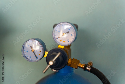 Fotografi Pressure gauges on the blue oxygen cylinder