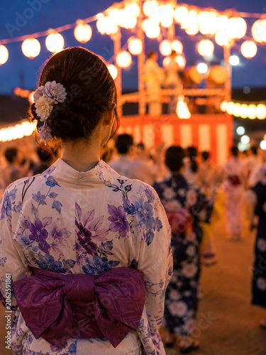 Фотография Woman in Yukata Enjoying a Traditional Japanese Summer Festival