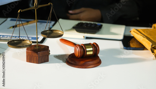 Foto Consultation and conference of professional businesswoman and Male lawyers working and discussion having at law firm in office