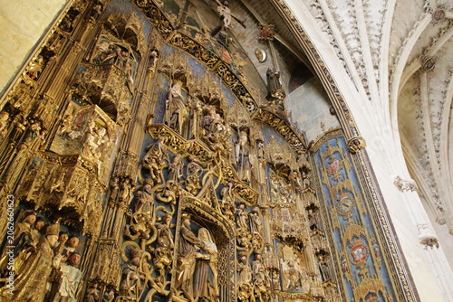 Photos baroque altarpiece in a chapel in a gothic cathedral in burgos in spain