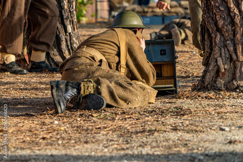 Foto british soldier communicating with radio on a battle reenactment of the world wa