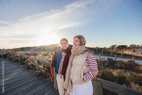 Tableau sur toile Two young women with effortless personal style and natural light