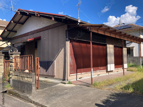 Photos 青空をバックした平屋建て一戸建ての空き家住宅の外観、古い木造住宅の空家