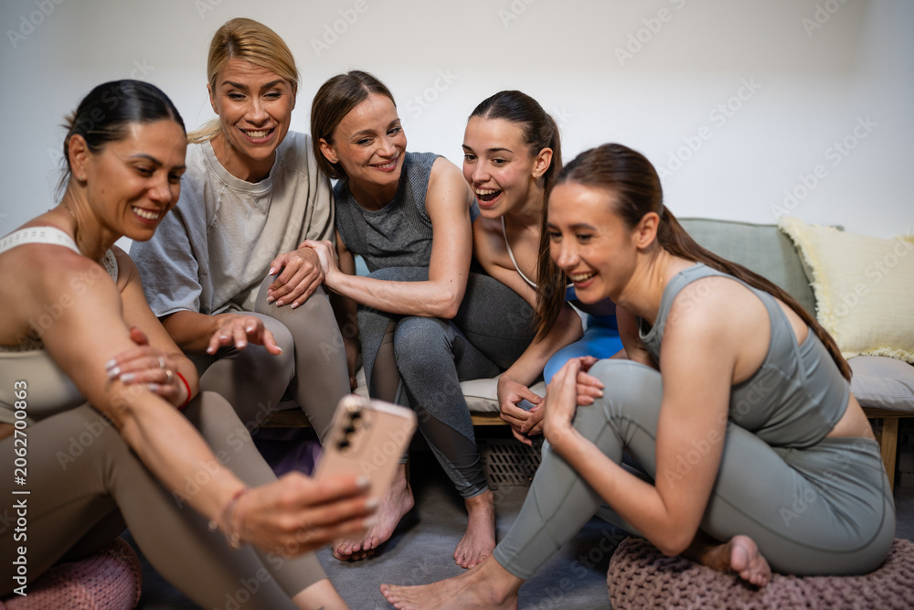 Obraz premium Women friends taking selfie after workout session