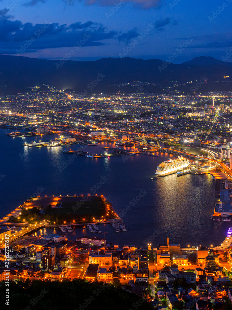 Obraz premium 函館山から望む函館の夜景 日本三大夜景に数えられる絶景都市景観