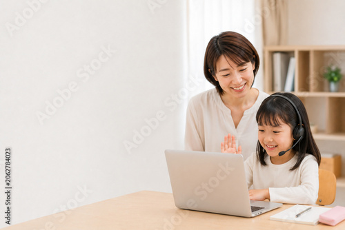 Fototapeta 英会話教室,英会話,英語学習,語学学習,英語教育,英語レッスン,英語教師,外国人講師,日本人講師,オンライン英会話,マンツーマンレッスン,グループレッスン,英会話スクール,語学スクール,習い事,教育,学習,勉強,小学生,中学生,高校生,大学生,社会人,日本人女性,日本人男性,子供英会話,キッズ英会話,ビジネス英語,日常英会話,発音練習,リスニング,スピーキング,留学準備,海外旅行,グローバル教育,