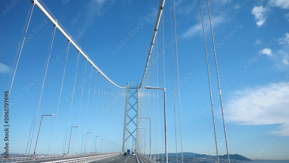 Obraz premium 巨大な吊り橋