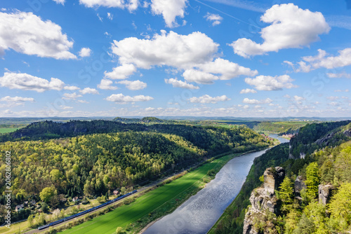 Φωτογραφία Stunning aerial view of Elbe river canyon and basti sandstone rocks in Saxon Switzerland, beautiful spring landscape with a train traveling along the valley under a blue sky, Saxony, Germany