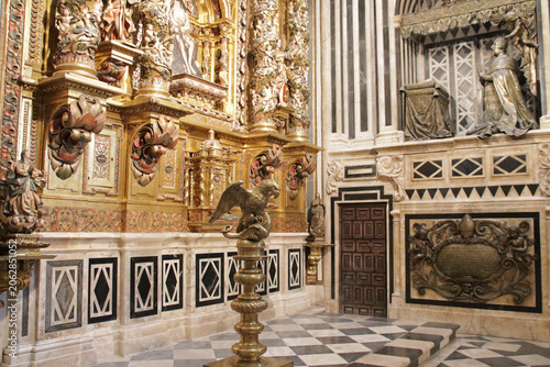 Foto baroque altarpiece and marble grave in a chapel in a gothic cathedral in burgos