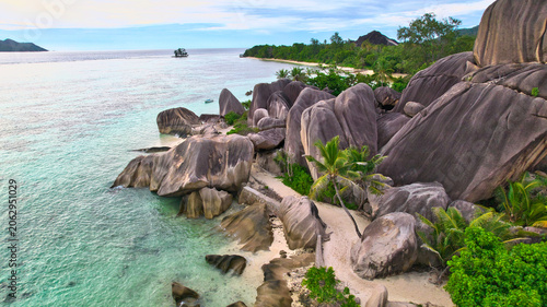 Obraz na płótnie High-angle drone shot of the world-famous Anse Source d'Argent beach in Seychelles, showcasing spectacular weathered granite rocks, white sand, lush palms, and clear turquoise water