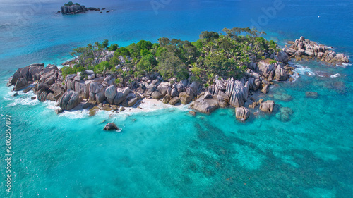 Φωτογραφία Stunning drone shot of Cocos Island, Seychelles, showing a luxury catamaran and boat anchored in clear turquoise water surrounded by granite rocks and coral reefs