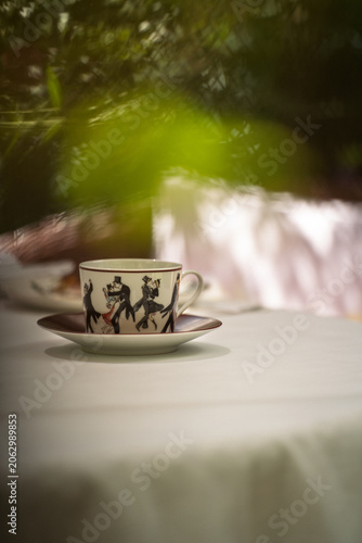 Tasse sur une table en terrasse