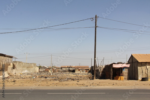 Cuadro en lienzo bidonville, pollution au Sénégal à Kaolack