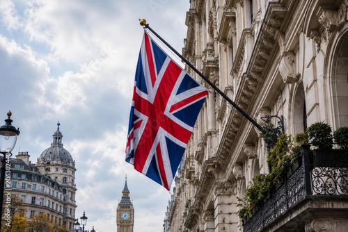 Foto United Kingdom National Flag Displayed on Elegant Heritage Building in Central L