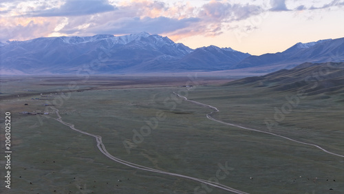 Foto Drone view of open mountain plain and distant snow range in Xinjiang China