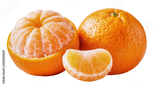 Foto Whole peeled and unpeeled tangerines with a segment