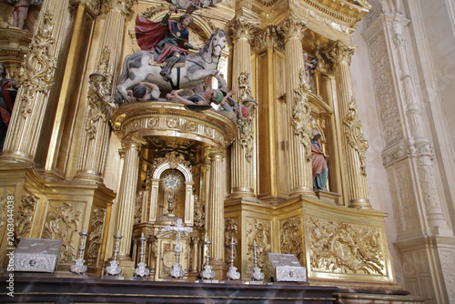 Foto baroque altarpiece in a chapel in a gothic cathedral in burgos in spain