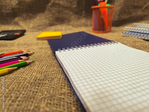 Fotografija An open blank notebook with loose-leaf squared pages on a table.