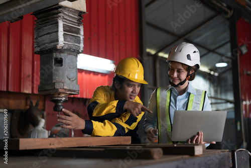 Foto Male and female engineer at work, inspecting or maintenance vertical drilling ma