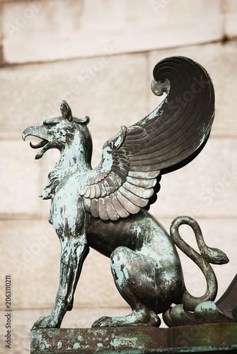 Eine Greif Skulptur vor dem Parlament in Wien.