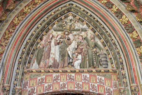 Foto sculpted tympanum in a gothic cathedral in burgos in spain