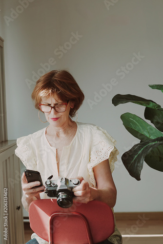 Obraz na plátně woman asking IA for vintage camera