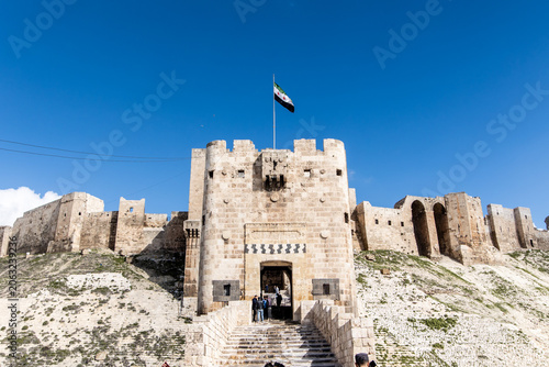 Schilderij op canvas Citadel of Aleppo Gatehouse Blue Sky Syria