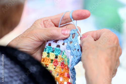 Canvastavla Several ladies knit woolen threads in public on the occasion of the World Wide Knit in a park