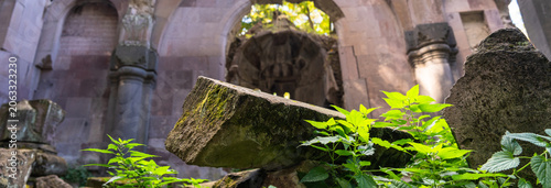 Fotografi Ruined ancient church with crumbling stone walls and broken architecture, evoking history, decay, abandonment, and a haunting sense of forgotten spiritual heritage