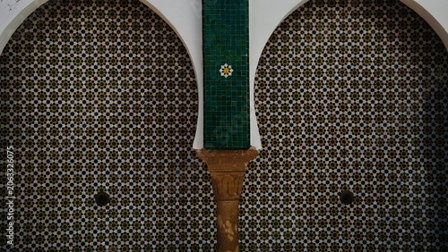 Schilderij op canvas Traditional Moroccan Zellij mosaic tiles with architectural arches and central c