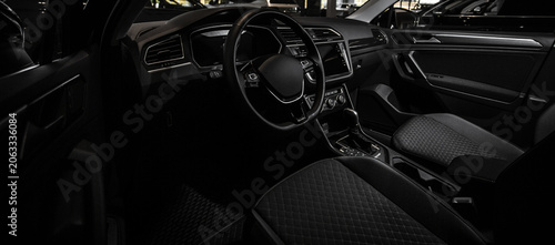 Foto Dark interior shows sleek, modern car design