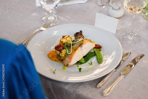 Konstfotografi Elegant Gourmet Poultry Entrée With Seasonal Vegetables and Fine Dining Presenta