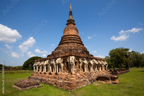 Foto Wat Sorasak in Sukhothai Shows Ancient Temple With Elephant Figures