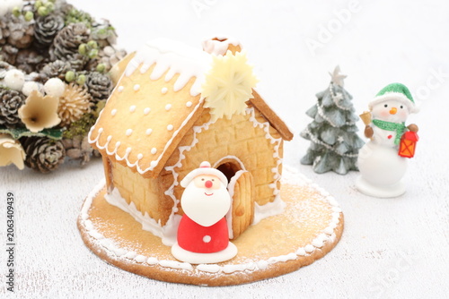 クリスマスを楽しむお菓子の家
