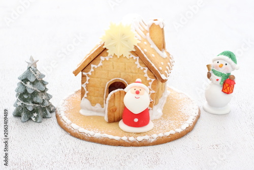 クリスマスを楽しむお菓子の家