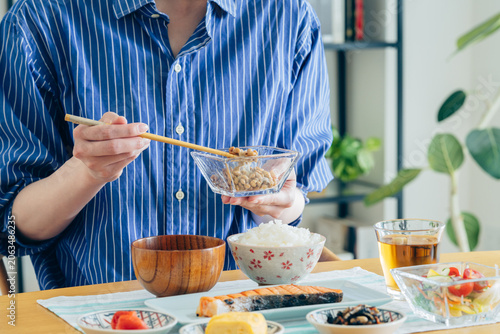 Foto 納豆を食べる若い女性の手元