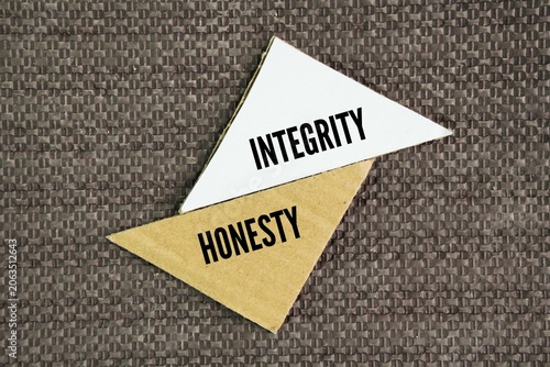 Fotografia Boxed paper with the words Integrity and Honesty