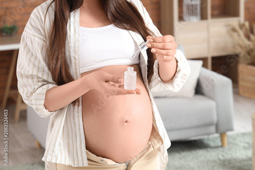 Young pregnant woman with s...
