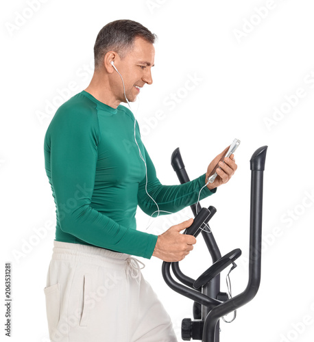 Sporty mature man in earpho...