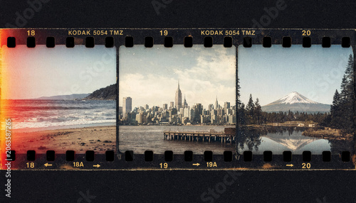 Foto A vintage 35mm strip showing three distinct photographic frames of a beach, a ci