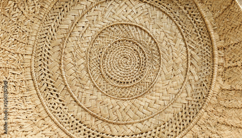 Foto Close up of a circular woven straw basket base showing intricate concentric patt