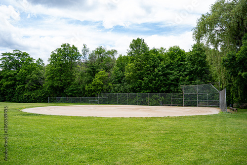 Foto Baseball field backstop and bleachers in public park.