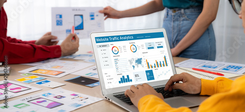 Foto Computer software for website traffic analytics data on computer screen