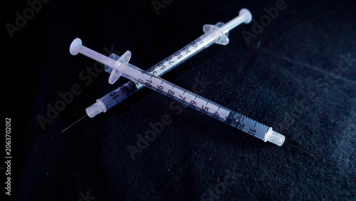 Εκτύπωση καμβά Two transparent medical syringes, with visible dosage markings and needles, are