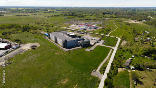 Fotografie Aerial view showing a large hyperscale data center building and an interconnecte