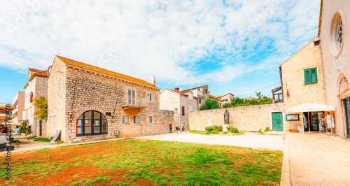Foto Historic center of Trogir, a UNESCO World Heritage site, with medieval stone architecture and the Cathedral of St