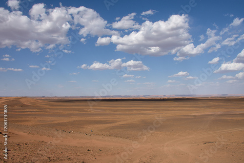 Foto A dirt and gravel track leads towards the fine sand hills of the Merzouga Desert in Morocco