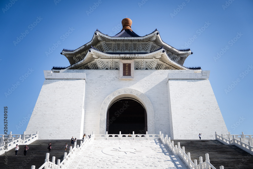 Fototapeta premium Front facade of Chiang Kai-shek Memorial Hall in Taipei