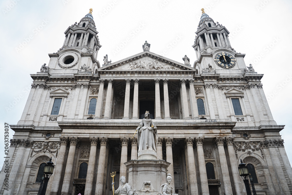 Fototapeta premium Front facade and towers of Saint Paul Cathedral in London